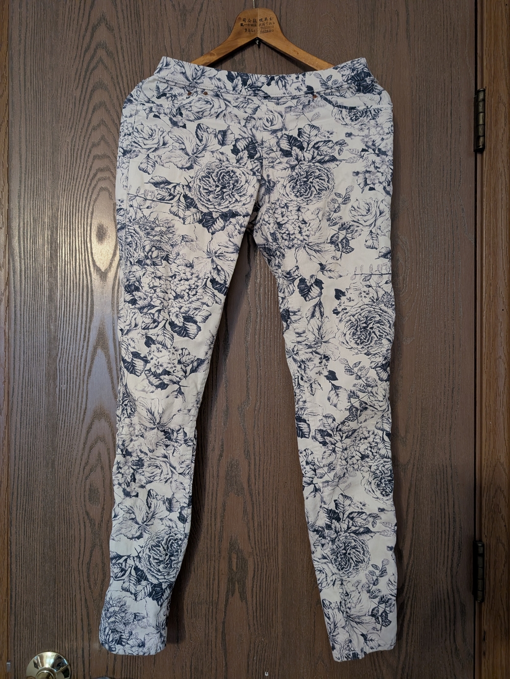 H&M White & Navy Floral Skinny Pants
